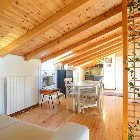 Sleeps 4 Air Con Wifi